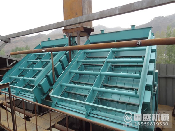 更换电磁高频振动筛的筛网 更换电磁高频振动筛的筛网